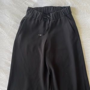 Never worn Lululemon On the Fly 7/8 wide leg pants Size 2.